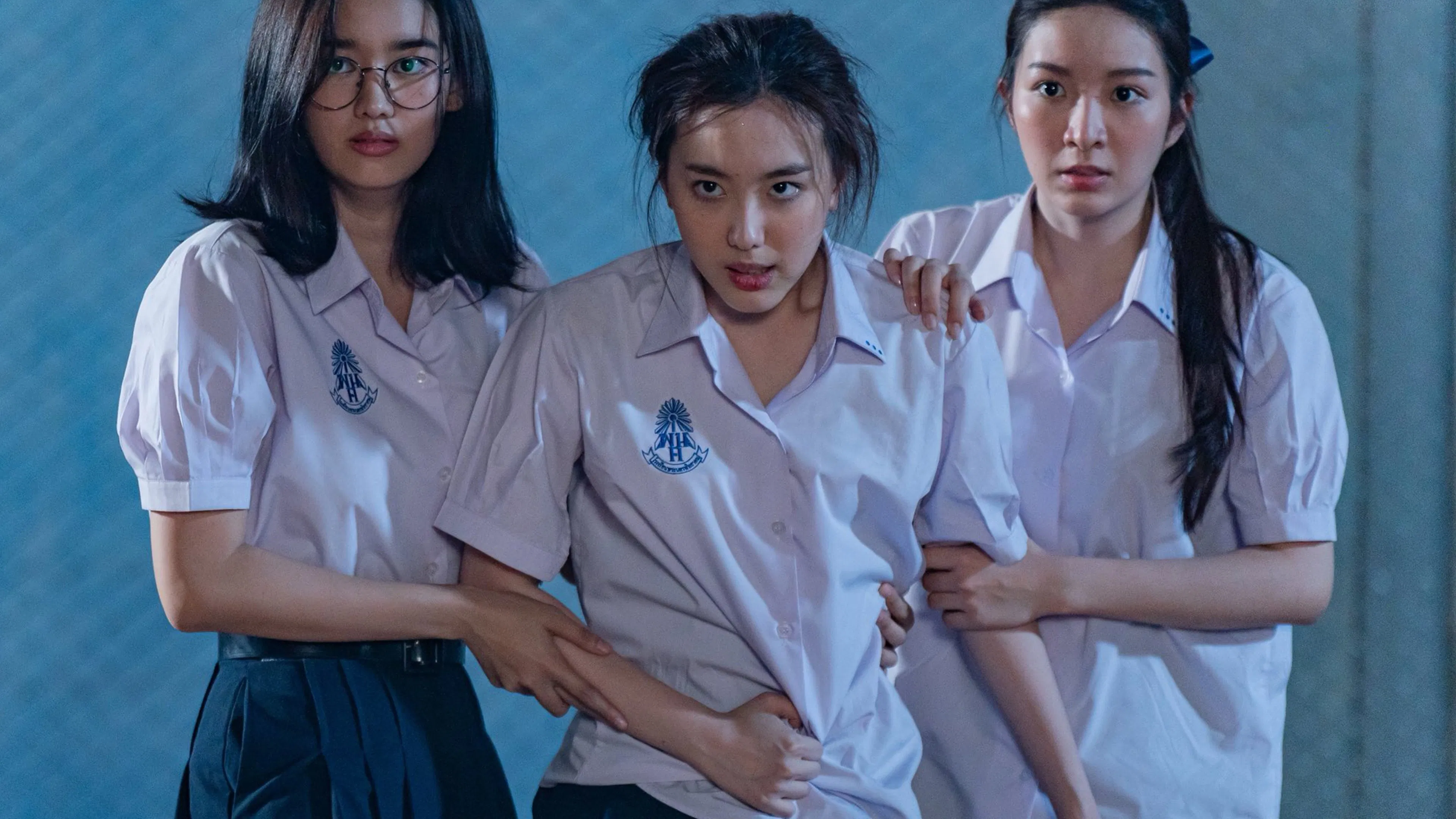 Attack 13 movie still featuring Thai high school students Jindahra (Korranid Laosubinprasoet), Hong (Veerinsara Tangkitsuvanich), Bussaba (Nichapalak Thongkham), Orn (Tarisa Preechatangkit) and Yah (Ramita Rattanapakdee) standing in front, with a ghostly basketball player looming behind them